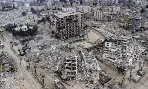 Vista aérea de los edificios derrumbados en el terremoto ocurrido en la provincia de Hatay, en Turquía.