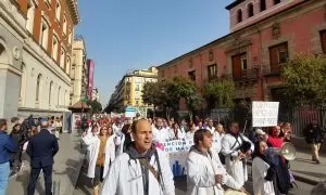 Médicos de familia y pediatras de la Comunidad de Madrid se manifiestan por "una Atención Primaria de calidad" en las calles de la capital, a 22 de febrero de 2023.