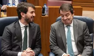 Juan García-Gallardo y Alfonso Fernández Mañueco, durante la sesión de la votación de las enmiendas del PSOE a la Ley de medidas, en la sede de Las Cortes, a 23 de diciembre de 2022, en Valladolid.