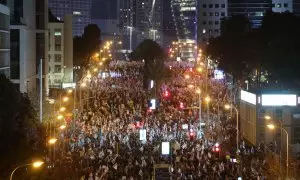 La gente protesta contra la reforma del sistema de Justicia del gobierno en Tel Aviv, a 25 de febrero de 2023.