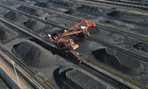 Una vista aérea de la maquinaria en la terminal de carbón del puerto de Huanghua, en la provincia de Hebei, China.