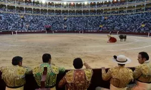 Varios picadores observan una corrida de toros en Las Ventas durante la fiesta de San Isidro de 2019.