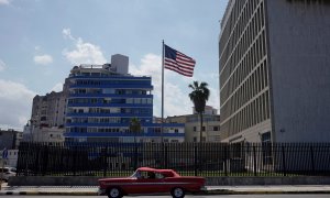 Un coche aparcado frente a la Embajada de Estados Unidos en la Habana, Cuba a 10 de noviembre de 2021