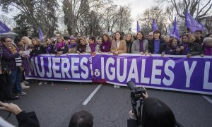 Imagen de la pancarta del PSOE en la manifestación del 8M con presencia de varias ministras del Gobierno de Pedro Sánchez y cargos de la dirección del partido.