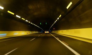 Fotografía de un túnel con poca iluminación.