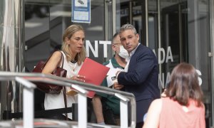 La abogada de la familia, Mar de la Loma y la pareja de Silvia Indalia, Daniel Puyato, a su llegada a los Juzgados de Plaza Castilla, a 16 de junio de 2022, en Madrid.
