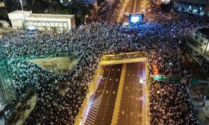 Protesta multitudinaria en Israel este sábado por la noche contra el Gobierno de Benjamín Netanyahu.