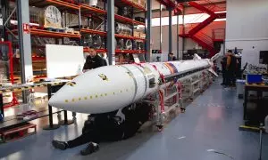El microlanzador suborbital español 'Miura 1' en la sede de la empresa fabricante PLD Space antes de transportarlo a la plataforma de lanzamiento, en Elche.