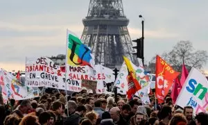 Cientos de personas se concentran frente a la Asamblea Nacional de París para protestar contra la reforma de pensiones de Macron, a 16 de marzo de 2023.