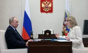 El presidente de Rusia, Vladimir Putin, conversa con Maria Lvova-Belova, comisionada presidencial para los Derechos del Niño en Rusia el 16 de febrero de 2023.