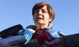 Una de las investigadoras de Aministía Internacional Virginia Álvarez ofrece declaraciones a los medios durante la colocación de siluetas de migrantes, frente al Palacio de la Moncloa, a 1 de febrero de 2023, en Madrid (España).