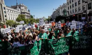 Multitud de personas, con pancartas y carteles reivindicativos durante una manifestación por los derechos de la educación pública en la Comunidad de Madrid, a 10 de septiembre de 2022, en Madrid (España).