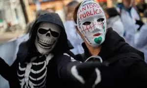 Dos personas con máscaras protestan durante una concentración de médicos y pediatras de Atención Primaria, por el centro de Madrid, a 15 de febrero de 2023, en Madrid (España).