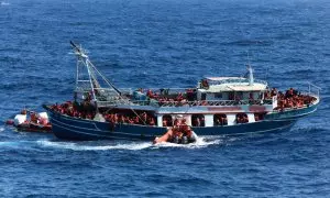 Imágenes de pesquero con 440 personas socorrido por el Geo Barrents, el barco de rescate de Médicos Sin Fronteras en el Mediterráneo.