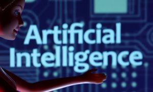 Una imagen muestra a una muñeca superpuesta sobre las palabras Inteligencia Artificial (IA), en inglés