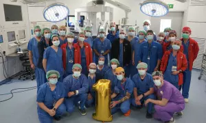 17-4-2023 L'equip que ha realitzat el primer trasplantament pulmonar completament robòtic del món