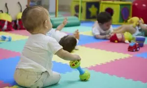 Un bebé juega en su primer día del curso 2022/2023 del primer ciclo de Infantil,