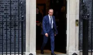 Dominic Raab sale de la residencia y oficina del primer ministro británico, en el 10 de Downing Street, a 26 de octubre de 2022.