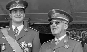 El rey Juan Carlos I y el dictador Francisco Franco.