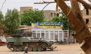 Soldados del ejército sudanés descansan cerca de un tanque en un puesto de control en Jartum el 30 de abril de 2023.