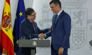 El presidente del Gobierno, Pedro Sánchez (d) y el presidente de Colombia, Gustavo Petro (i) durante la rueda de prensa ofrecida tras la reunión mantenida este jueves en el Palacio de la Moncloa en Madrid