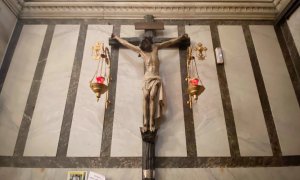 Crucifijo colgado en el interior de la Iglesia de Iglesia de San Manuel y San Benito ubicada en Madrid.