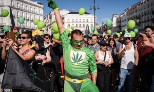 Un hombre disfrazado de superhéroe marcha para defender los derechos de la comunidad cannábica organizada por ConFAC, desde la Puerta del Sol, a 6 de mayo de 2023, en Madrid (España).