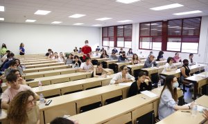 Estudiantes esperan antes de comenzar las pruebas de acceso a la universidad 2022, a 8 de junio de 2022, en Valladolid, Castilla y León (España).