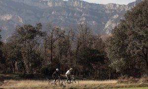 Dos ciclistes fent la Ruta Transcatalunya en BTT