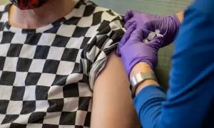 Un paciente con cáncer recibe la vacuna contra la covid en una unidad de oncología en el James Graham Brown Cancer Center de Louisville,  a 2 de abril de 2021.