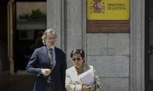 Cristina Dexeus, presidenta de la Asociación de Fiscales, y Juan José Carbonero, vocal de la Asociación Profesional de la Magistratura (APM) tras la reunión mantenida con Justicia, en Madrid, a 16 de mayo de 2023.