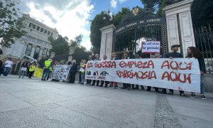 Manifestantes se concentran a las puertas del Cuartel General del Ejército, en Madrid, para protestar contra la feria de armas de Ifema.