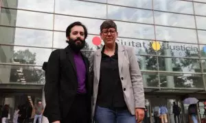 Pilar Lima posa junto al abogado Isaac Guijarro, de Olympe Abogados, frente a la Ciutat de la Justícia de València.