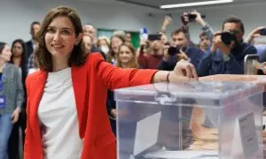 La presidenta de la Comunidad de Madrid, Isabel Díaz Ayuso, ejerce su derecho al voto.