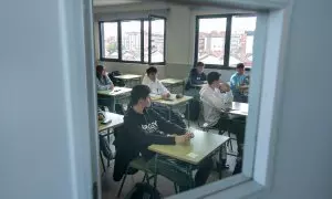 Los alumnos de una clase de 1º Bachillerato del Instituto Calderón de la Barca en Gijón realizan una prueba piloto de la EBAU, a 14 de marzo de 2023, en Gijón, Asturias (España).