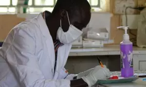 Edwin Abner, técnico de laboratorio. trabaja en el Kacheliba District Hospital, en Kenia