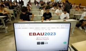 Varios alumnos antes de comenzar uno de los exámenes de las pruebas de acceso a la universidad 2023, en el Aulario Norte del Campus de Espinardo, en la Universidad de Murcia, a 5 de junio de 2023