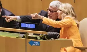 Fotografía del pasado mes de de abril del diplomático Agustín Santos Maraver junto a Yolanda Díaz, en la ONU. EFE/ARCHIVO/JUSTIN LANE