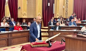 El nuevo diputado del PSIB-PSOE en el Parlament de Illes Balears, Omar Lamin, durante la promesa de su cargo.