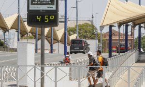 Un termómetro marca 45 grados en plena ola de calor en Sevilla este domingo.