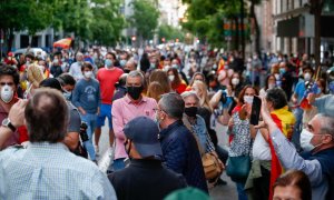 Una multitud asiste a la manifestación celebrada en la puerta de la sede del PSOE en mayo de 2020