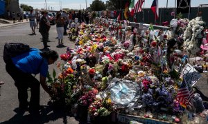 Ofrenda floral en memoria de las víctimas del tiroteo masivo que ocurrió en una tienda en El Paso, a 18 de agosto de 2019