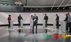 14/07/2023 Xabier Fortes ante los portavoces de los partidos en el debate a siete de RTVE