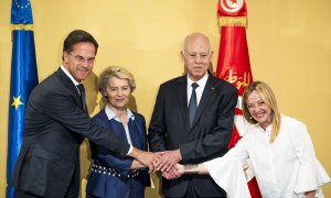 El primer ministro de Países Bajos, Mark Rutte (primero izquierda); la presidenta de la Comisión Europea, Ursula Von der Leyen; el presidente de Túnez Kais Said, y la primera ministra italiana, Giogia Meloni, sellan su memorando de entendimiento en Túnez,