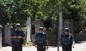 04/08/2023 - Varios agentes de la Guardia Civil montan guardia en Samos, Lugo, a 4 de agosto de 2023.