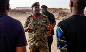 Un oficial sudanés habla con civiles reclutados por el ejército mientras participan en un entrenamiento militar en el área de Kassinger, en el estado del norte de Sudán, el 9 de agosto de 2023.