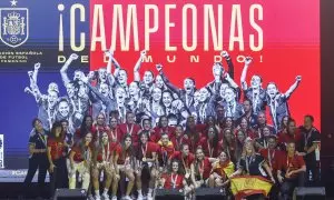La selección española femenina de fútbol, nueva campeona del Mundo, durante la celebración con la afición este lunes en la explanada Puente del Rey, en Madrid Río. EFE/Rodrigo Jiménez
