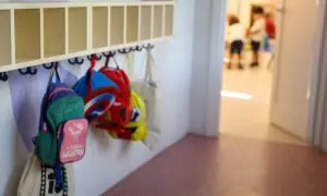 Varias mochilas en una percha de un aula de 0 a 3 años de un colegio en el comienzo del curso escolar, a 7 de septiembre de 2022, en Madrid.