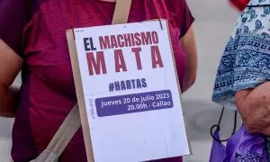 Una mujer porta una pancarta contra la violencia machista en una manifestación feminista en la plaza de Callao, a 20 de julio de 2023, en Madrid.