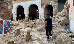 Un hombre observa los daños en la histórica ciudad de Marrakech, tras un poderoso terremoto en Marruecos , el 9 de septiembre de 2023.